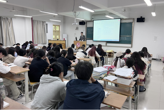 维多利亚老品牌vic官网组织学生开展“迎接审核评估，学习评估手册”主题班会